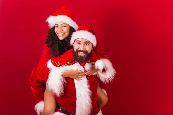 Βραζιλιάνικο Ζευγάρι Ντυμένο Για Χριστούγεννα Άγιος Βασίλης Μούμια Claus Παίζουμε — Φωτογραφία Αρχείου