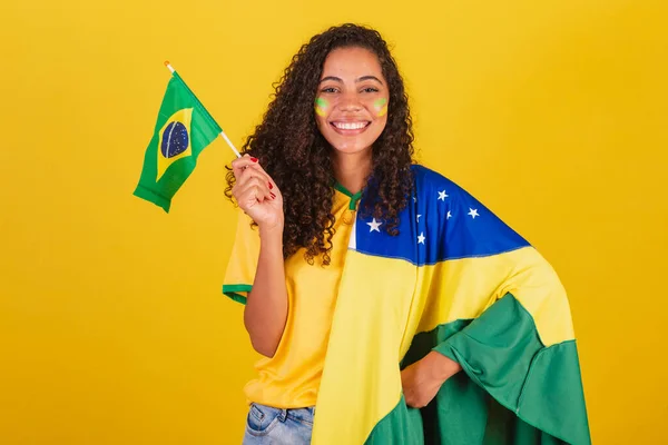若い黒人のブラジル人女性サッカーファン 旗や愛国心や民族主義 — ストック写真