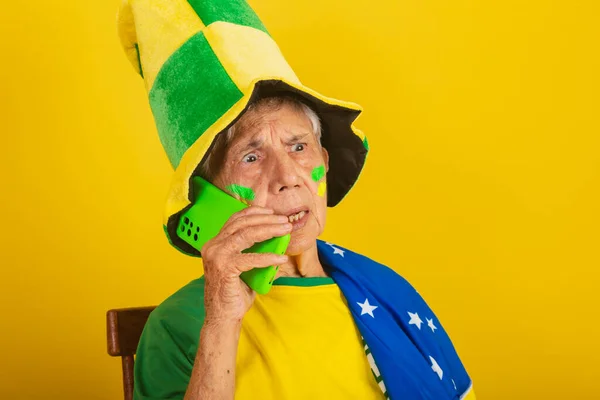 Idosa Futebol Brasil Aplaudindo Com Bandeira Segurando Celular Smartphone — Fotografia de Stock