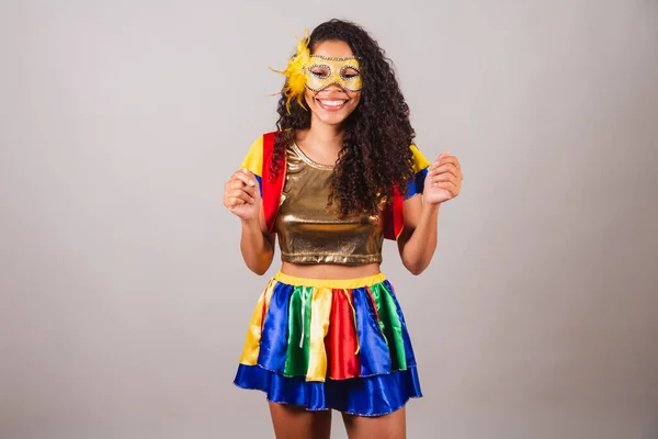 Schöne Schwarze Brasilianerin Mit Frevo Kleidung Karneval Maske Tragen Samba — Stockfoto