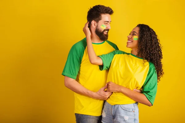 ブラジルのサッカー支持者のカップルは 国の色 黒の女性 白人男性に身を包んだ 受け入れられ — ストック写真
