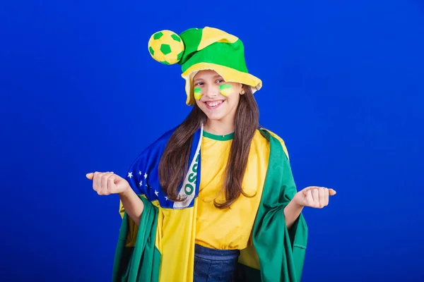 年轻姑娘 来自巴西的足球迷 戴着帽子和旗帜 用你的手呼唤 — 图库照片