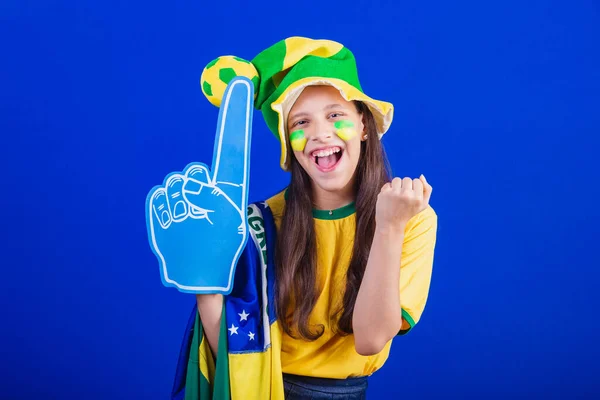 Młoda Dziewczyna Fanka Piłki Nożnej Brazylii Ubrany Kapelusz Flagę Używając — Zdjęcie stockowe