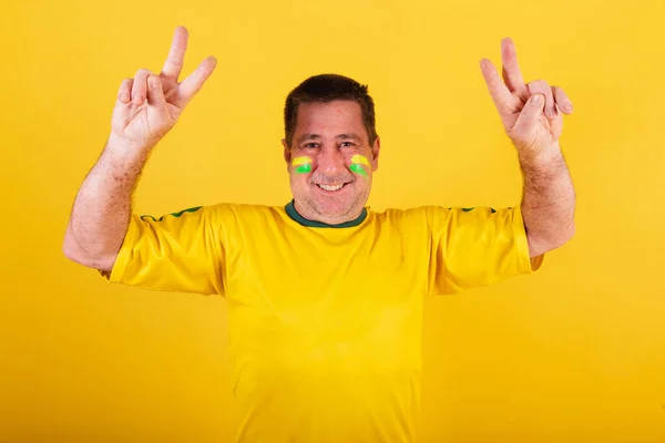 Yetişkin Bir Adam Brezilya Bir Futbol Taraftarı Parmaklarıyla Barış Aşk — Stok fotoğraf