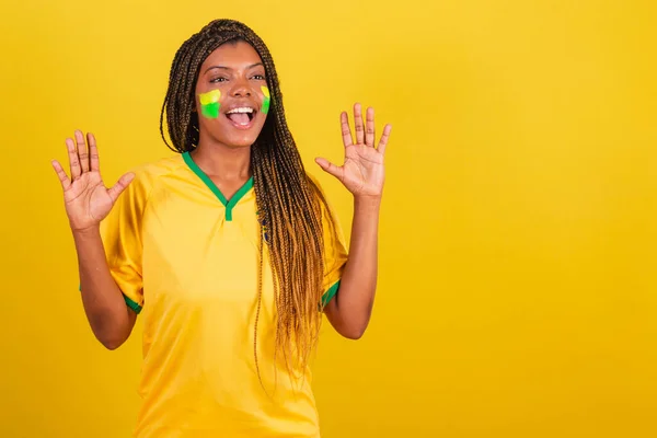 黒人女性の若いブラジル人サッカーファン 驚いたわすごいわ — ストック写真