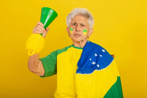 Пожилая Женщина Футбольный Фанат Бразилии Аплодирует Флагу — стоковое фото