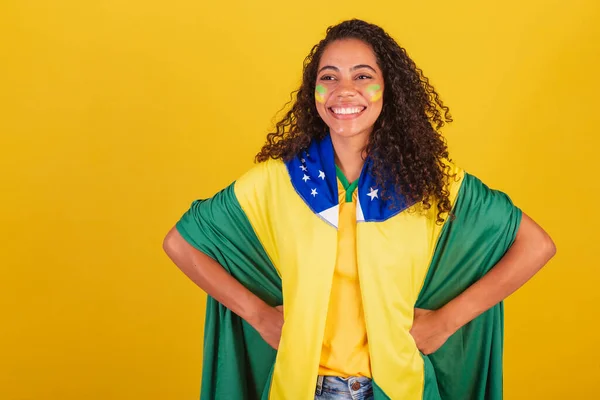 若い黒人のブラジル人女性サッカーファン 旗や両手を腰につけて — ストック写真