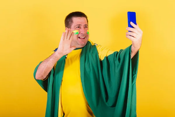 Vuxen Man Brasilianska Fotbollsfan Med Flagga Smartphone Selfie Självporträtt — Stockfoto