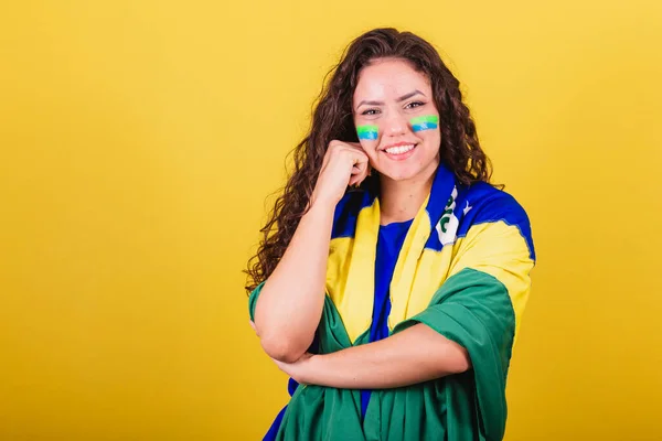 Женщина Футбольный Фанат Фанат Бразилии Кубок Мира Глядя Камеру Рукой — стоковое фото