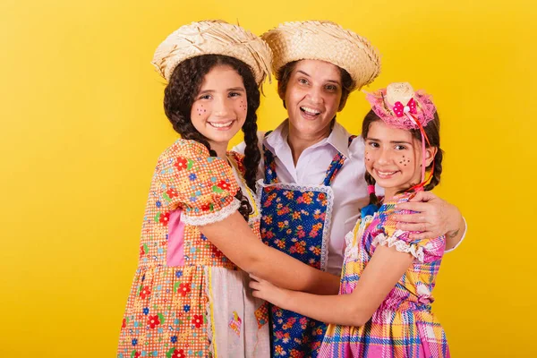 奶奶和她的两个孙女穿着典型的嘉年华朱尼娜服装 一起拍张照 — 图库照片