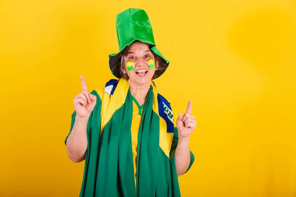 Доросла Доросла Жінка Бразильський Футбольний Фанат Одягнений Прапор Капелюх Танці — стокове фото