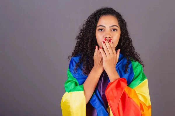 若い黒人ブラジル人女性が口を覆いLgbtの旗で武装し多様性を持ち偏見と戦う — ストック写真