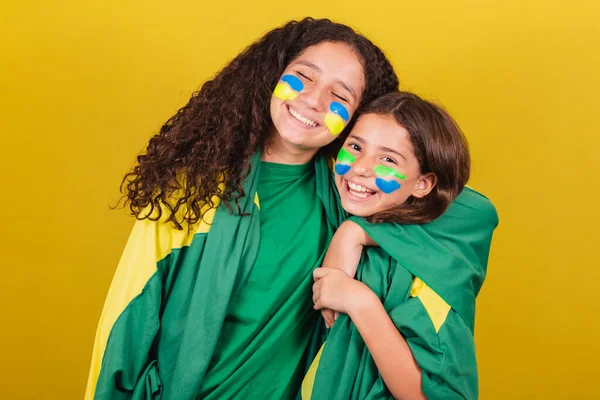 朋友是巴西的支持者 足球迷 拥抱快乐 爱朋友 世界杯 奥运会 — 图库照片