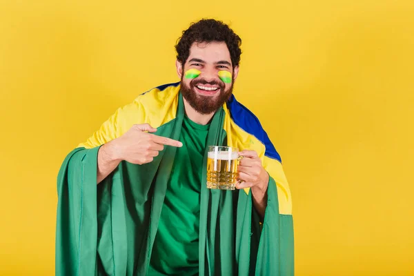 Homme Caucasien Avec Barbe Brésilien Fan Football Brésil Tenant Pointant — Photo
