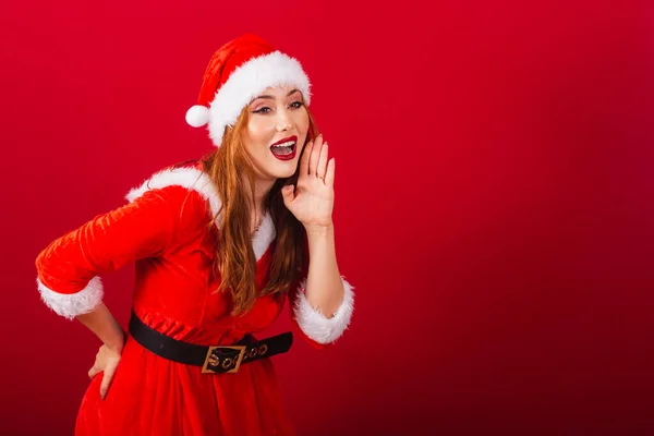 美丽的巴西红头发女人 穿着圣诞服装 圣诞老人 大喊促销 — 图库照片