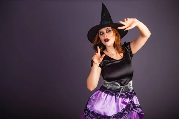 Halloweenrepetitie Blanke Vrouw Heksenkostuum Casting Magie Camera — Stockfoto