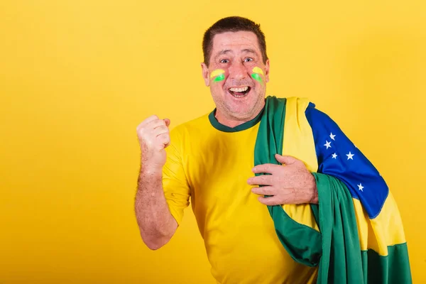 Homem Adulto Futebol Brasil Vestindo Bandeira Comemorando Jogo Futebol — Fotografia de Stock