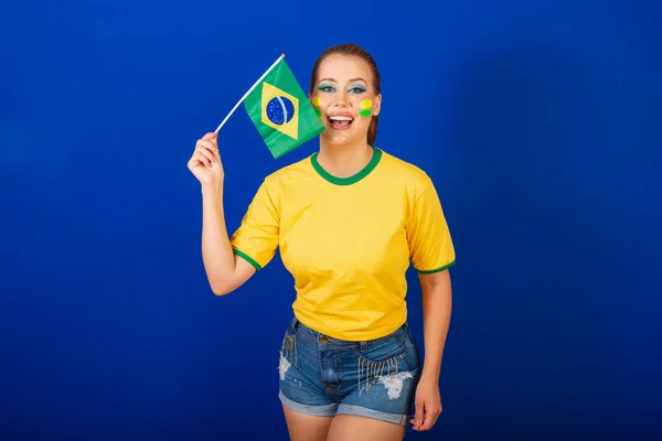 Кавказка Рыжая Бразильский Футбольный Фанат Бразильский Синий Фон Размахивая Флагом — стоковое фото