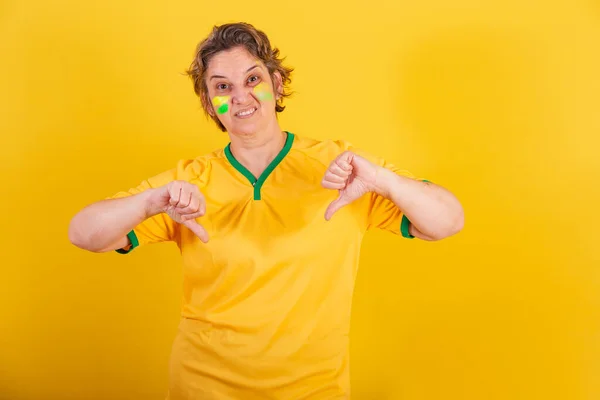 Доросла Доросла Жінка Шанувальник Бразильського Футболу Знак Нелюбов Негативний Поганий — стокове фото