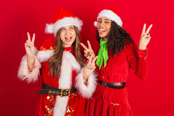 Två Brasilianska Kvinnliga Vänner Klädda Julkläder Fred Och Kärlek Tecken — Stockfoto