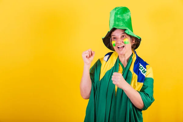 Erwachsene Erwachsene Frau Brasilianischer Fußballfan Trägt Fahne Und Hut Feiert — Stockfoto