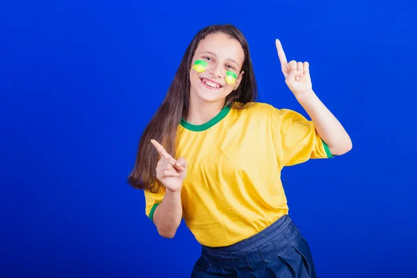Genç Bir Kız Brezilyalı Bir Futbol Taraftarı Dans Işaret Parmağı — Stok fotoğraf