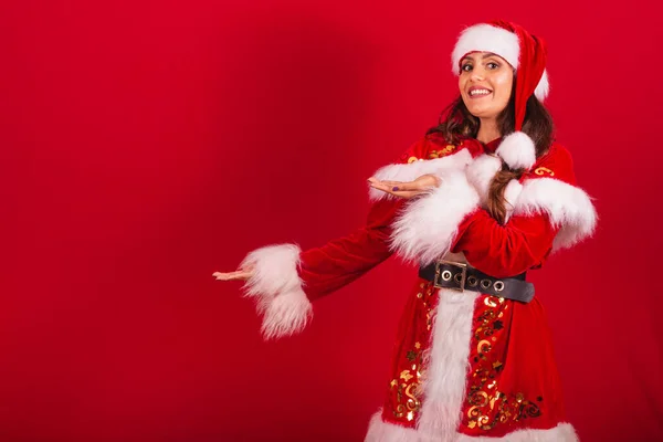 Brasiliansk Kvinna Klädd Julkläder Jultomten Visar Något Till Vänster — Stockfoto