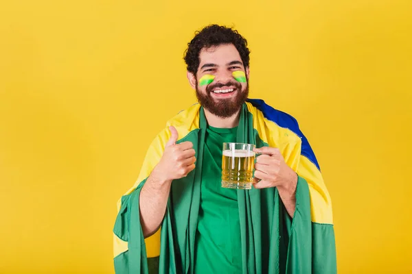 Білий Чоловік Бородою Бразильський Футбольний Фанат Бразилії Любить Схвалює Пиво — стокове фото