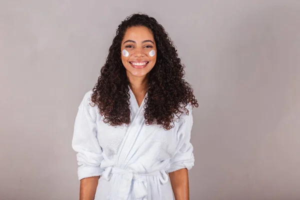Brazilian Black Woman Wearing Bathrobe Towel Face Cream Spa Beauty — Stock Photo, Image