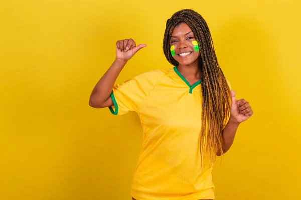 年轻的巴西黑人女子足球迷 像标志 足球铜牌 — 图库照片