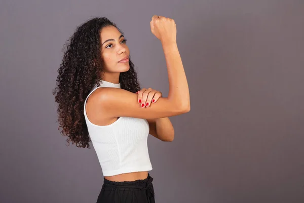 年轻的巴西黑人妇女 高举和紧握拳头 女权主义 — 图库照片