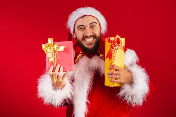 Brasilianischer Mann Gekleidet Weihnachtsmann Klamotten Überreicht Zwei Geschenke Die Kamera — Stockfoto