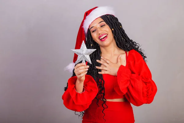Brezilya Siyahi Kadın Noel Kıyafetleri Giyiyor Mutlu Noeller Gülümsüyor Yıldızı — Stok fotoğraf
