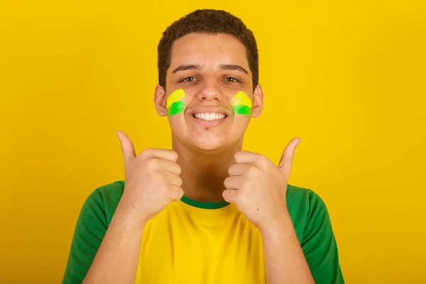 Jovem Brasileiro Futebol Vestido Verde Amarelo Polegares Para Cima Como — Fotografia de Stock