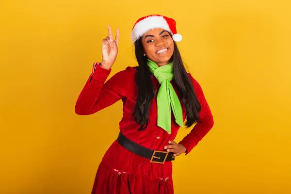 Hermosa Brasileña Negra Vestida Con Ropa Navideña Santa Claus Posando —  Fotos de Stock