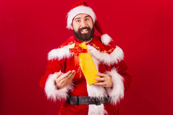 Brazilský Santa Claus Mladý Běloch Drží Žlutý Dárek — Stock fotografie