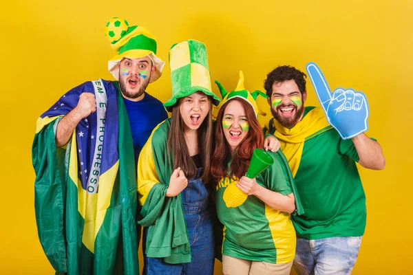 Grupo Amigos Aficionados Fútbol Brasil Utilizando Bandera Brasil Cuerno Dedo — Foto de Stock