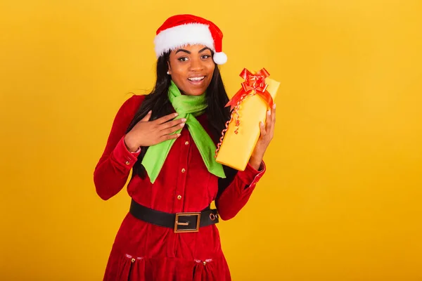 Όμορφη Μαύρη Βραζιλιάνα Ντυμένη Χριστουγεννιάτικα Ρούχα Άγιος Βασίλης Αγκαλιάζει Κίτρινο — Φωτογραφία Αρχείου