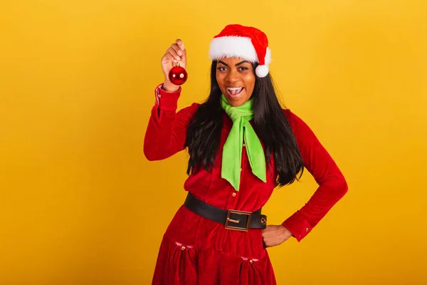 Krásná Černá Brazilská Žena Oblečená Vánočních Šatech Santa Claus Držící — Stock fotografie