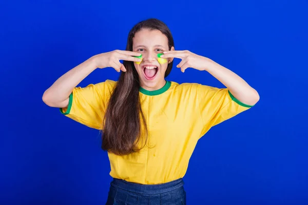 ブラジルのサッカーファンの少女です 顔にペンキを塗ると — ストック写真