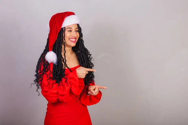Mulher Negra Brasileira Vestindo Roupas Natal Feliz Natal Sorrindo Apresentando — Fotografia de Stock