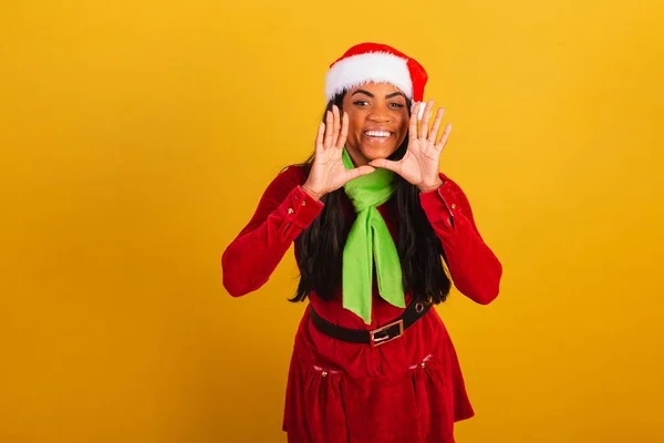Красивая Черная Бразильянка Одетая Рождественскую Одежду Санта Клаус Кричащая Продвижение — стоковое фото