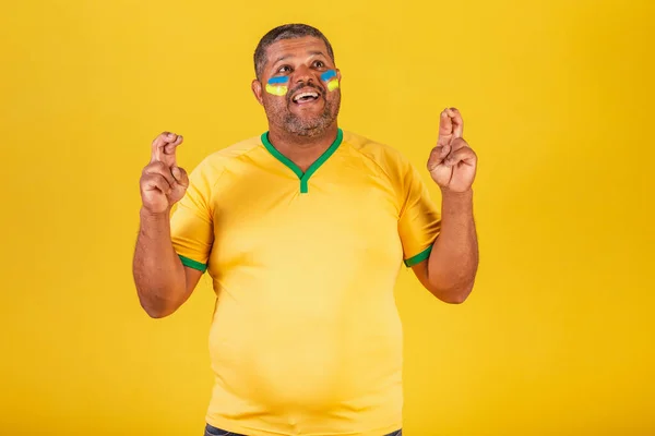 Brasilianischer Schwarzer Fußballfan Aus Brasilien Daumen Gekreuzt Wünsche Zeichen Des — Stockfoto