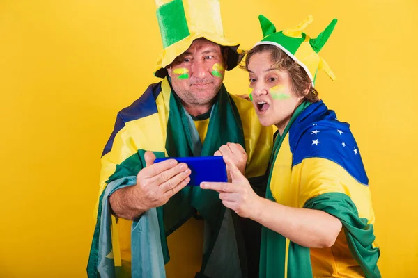 Adulto Casal Futebol Brasil Usando Bandeira Assistir Jogo Por Smartphone — Fotografia de Stock