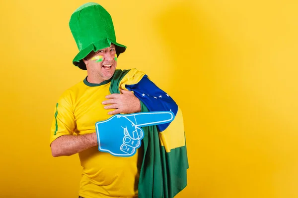 Erwachsener Mann Fußballfan Aus Brasilien Mit Fahne Schaumstofffinger Zeigt Nach — Stockfoto