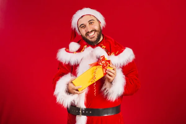 Hombre Brasileño Vestido Con Ropa Santa Claus Dando Regalo Amarillo —  Fotos de Stock