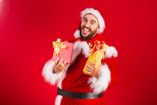 Brasilianischer Mann Weihnachtsmannkleidung Der Zwei Geschenke Der Hand Hält — Stockfoto