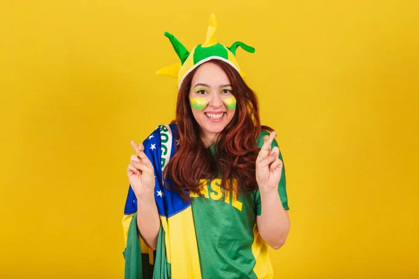 Mulher Branca Ruiva Futebol Brasil Dedos Cruzados Sorrindo Desejando Sorte — Fotografia de Stock