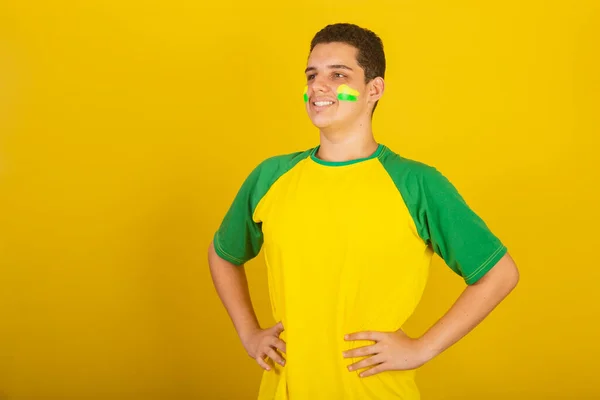 Young Brazilian Man Soccer Fan Dressed Green Yellow Hands Hips — Stock Photo, Image