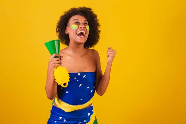 Jonge Zwarte Vrouw Braziliaanse Voetbalfan Vieren Met Hoorn Hand — Stockfoto